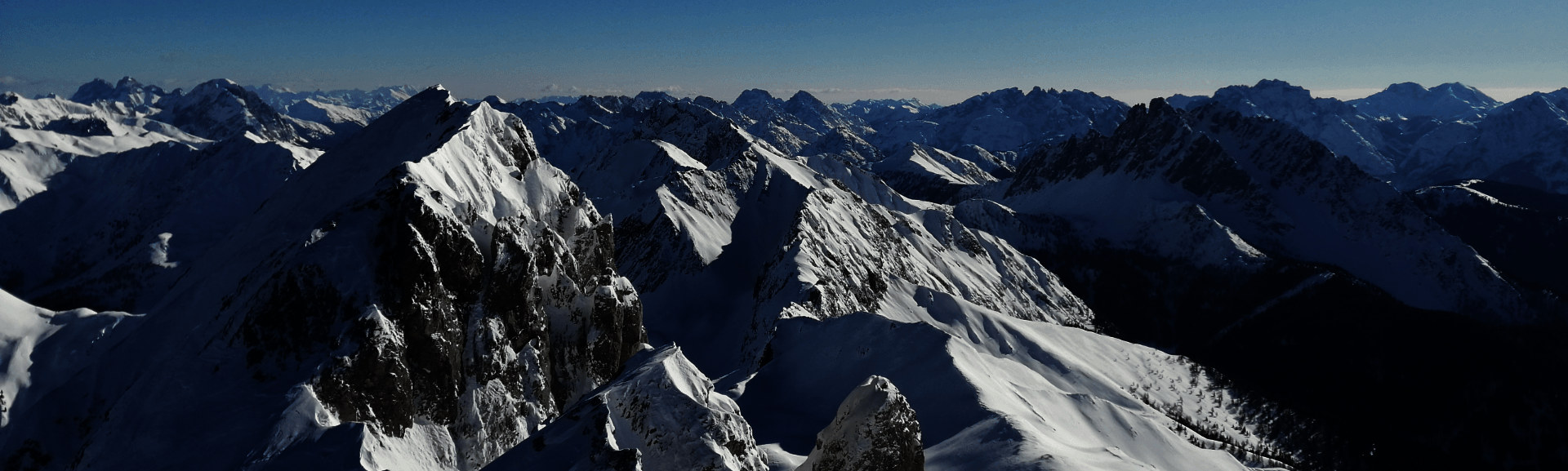 Weitblick von der Kinigat im Winter