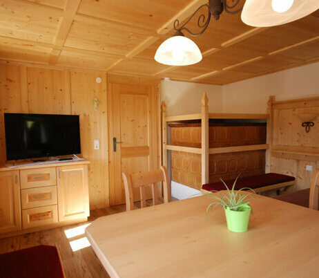 Wohnzimmer mit Sitzecke und TV