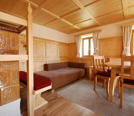 Wohnzimmer mit Couch und Sitzecke