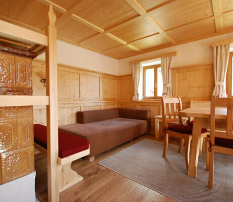 Wohnzimmer mit Couch und Sitzecke