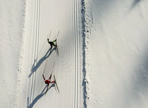 Blick von oben auf zwei Langläufer