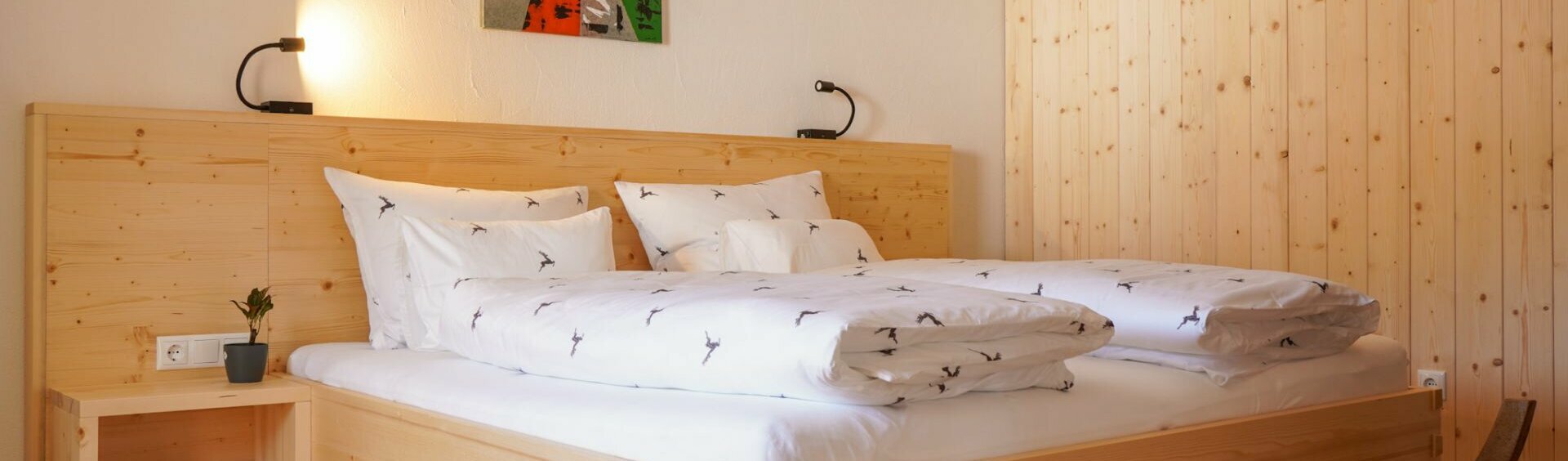 Holzschlittenbett im Appartement Bergkristall