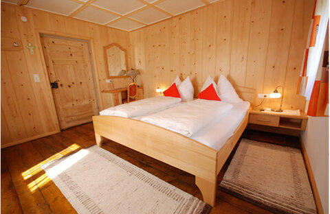 helles Doppelbettzimmer