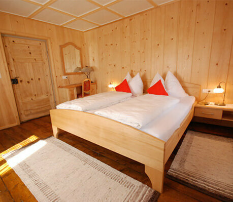 helles Doppelbettzimmer